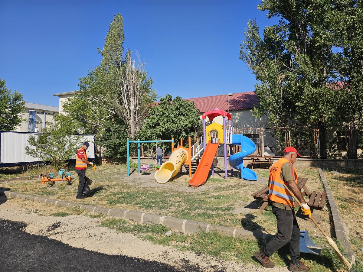 Tunceli Belediyesi (@tuncelibel62) on Twitter photo 🧹 Haftaya Temizlikle Başladık
📍 Atatürk Mahallesi’ndeki parklarımızda temizlik çalışmaları tamamlandı.
🌿 Biçilen otlar toplandı, çöpler alındı, park alanı ve çevresi baştan sona temizlendi.
🍃 Daha düzenli, daha temiz yaşam alanları için haftaya titiz bir çalışmayla 🧹 Haftaya Temizlikle Başladık
📍 Atatürk Mahallesi’ndeki parklarımızda temizlik çalışmaları tamamlandı.
🌿 Biçilen otlar toplandı, çöpler alındı, park alanı ve çevresi baştan sona temizlendi.
🍃 Daha düzenli, daha temiz yaşam alanları için haftaya titiz bir çalışmayla