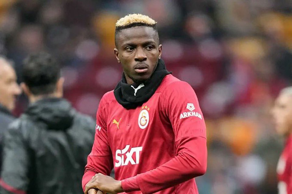 Size yemin ediyorum bu adamın duruşu var ya futbol tarihinde çok ama çok nadir bulunur. Hala sadece Galatasaray diyormuş. İstese gidemeyeceği kulüp yok. Sırf taraftarın sevgisi Galatasaray'ın ruhuyla yaşıyor