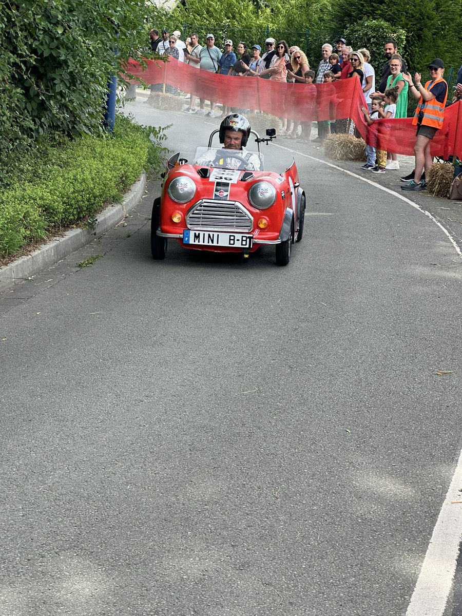 🏁 COURSE DE CAISSES À SAVON 🏎️ à 📍 I CLERES I ce lundi après-midi pour sa deuxième édition !

Ils étaient prêts. Ils étaient motivés. Ils ont vissé leurs roues et ajusté leurs casques.

Cette année ce n’était pas moins de 50 participants et la présence du champion de Belgique.