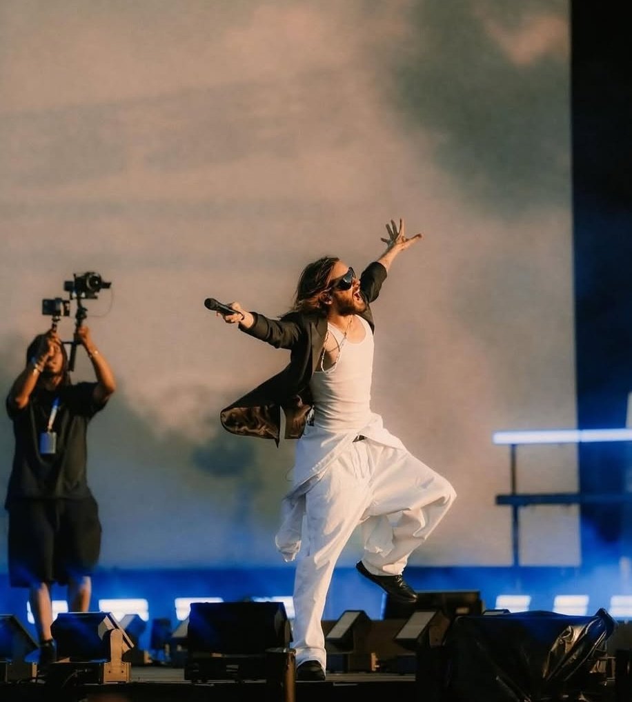 Matti (@altum68) on Twitter photo Jared giving it all on stage .
Spain and Portugal for the last leg of summer tour.
<a href="/JaredLeto/">JARED LETO</a>
<a href="/30SECONDSTOMARS/">THIRTY SECONDS TO MARS</a> ♥️ Jared giving it all on stage .
Spain and Portugal for the last leg of summer tour.
<a href="/JaredLeto/">JARED LETO</a>
<a href="/30SECONDSTOMARS/">THIRTY SECONDS TO MARS</a> ♥️