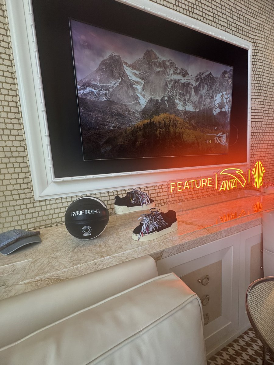 Alexisfromvegas's tweet image. proud of you @KyrieIrving 

great event this weekend #NBASummer x #AntaSports x @featurelv THANK YOU!