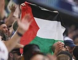 Kulüpler Dünya Kupası finalinde Paris Saint-Germain taraftarları Trump'ın önünde Filistin bayrağı salladı.