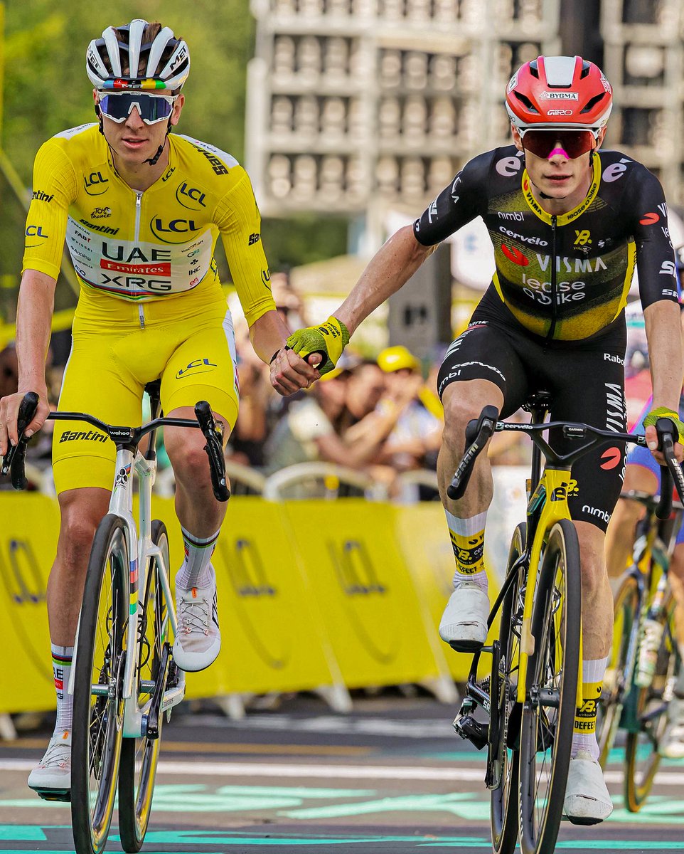 Legendary rivarly ❤️

📷: veloncc #TDF2025