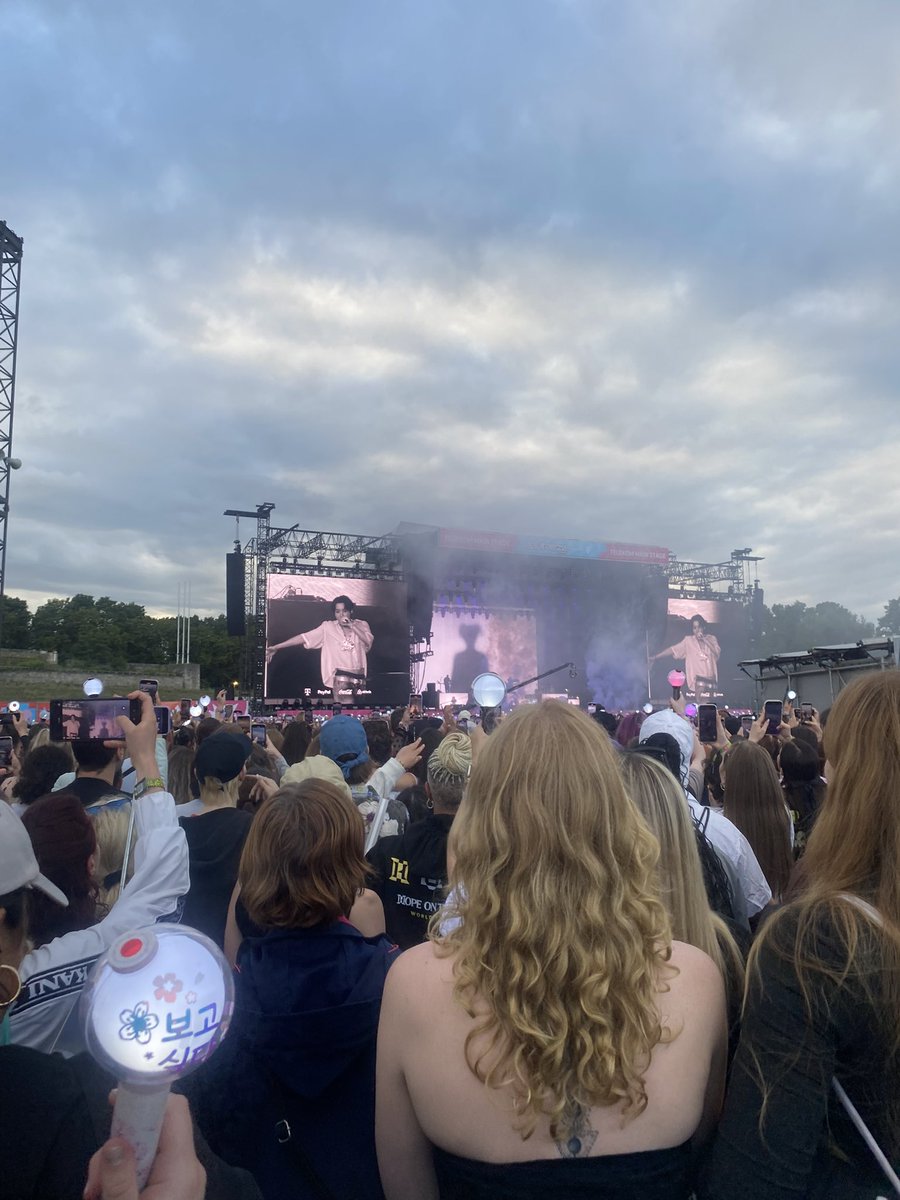 hyperfixedsince's tweet image. Is DACH-ARMY a thing? Instead of Schnitzel or pretzel or whatever? I like the charm in DACHARMY. DA CHARMY🫶🏻💜