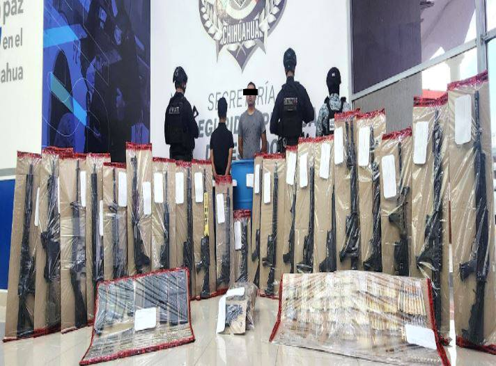 GN_IntelMexico's tweet image. SEIZURE:🚨 #Intelligence from @Defensamx1 and @GN_MEXICO_ in @GobChihZN nabbed two “little angels” with 22 firearms, 13 magazines, and 910 rounds of ammunition.
@Eco1_LVM @aic_07 @natsecboogie @HEARST_BB @All_Source_News @Libro_negro_ @GNocturnaMX @OfldeCuartel