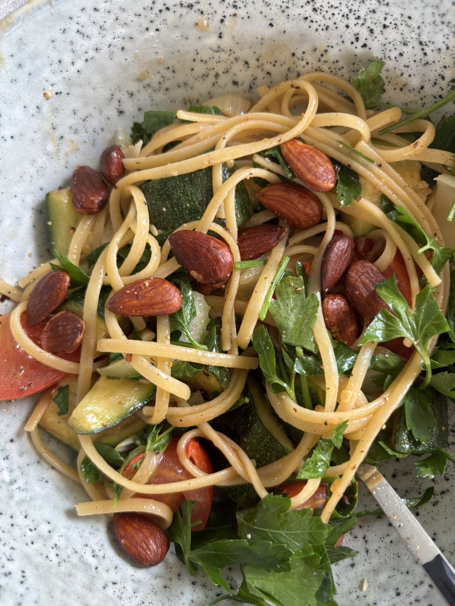vendicti's tweet image. Efter en dag fylld med skit, så lagade jag en god pasta till kvällen med zucchini, vitlök, smör, chili, tomater, sardeller, selleri och massa örter på slutet. Toppas med valencia-mandlar.  ❤️‍🩹 #mat #tips
