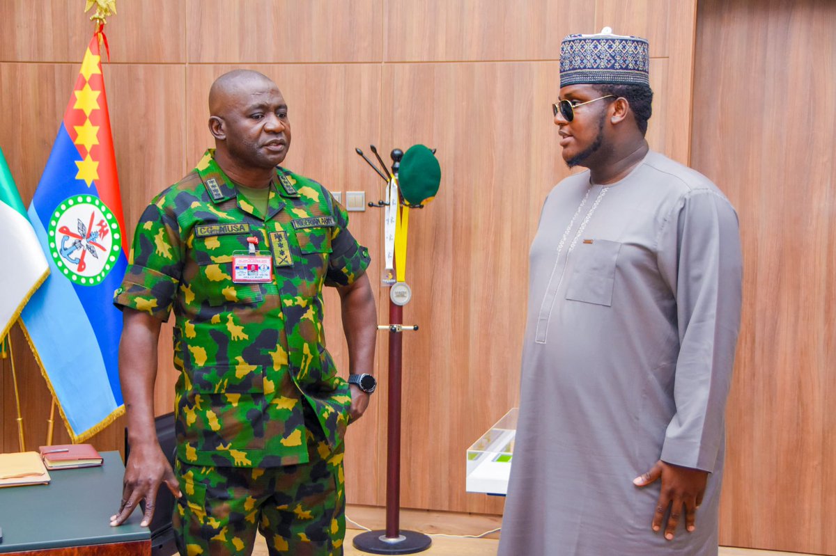 SarkinMota_AMF's tweet image. Today, I Paid a courtesy visit to the Chief of Defence Staff of the Federal Republic of Nigeria, the highest-ranking Military officer in the country. A brilliant and deeply insightful leader who genuinely appreciates seeing young Nigerians thrive. I deeply appreciate the warm…