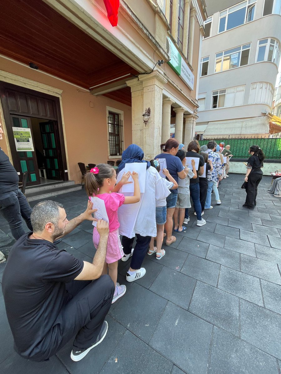 #AileYılı etkinlikleri kapsamında gençler aileleriyle birlikte "doğa ve resim" konulu atölye çalışması gerçekleştirdi, iletişim oyunları oynadı.
