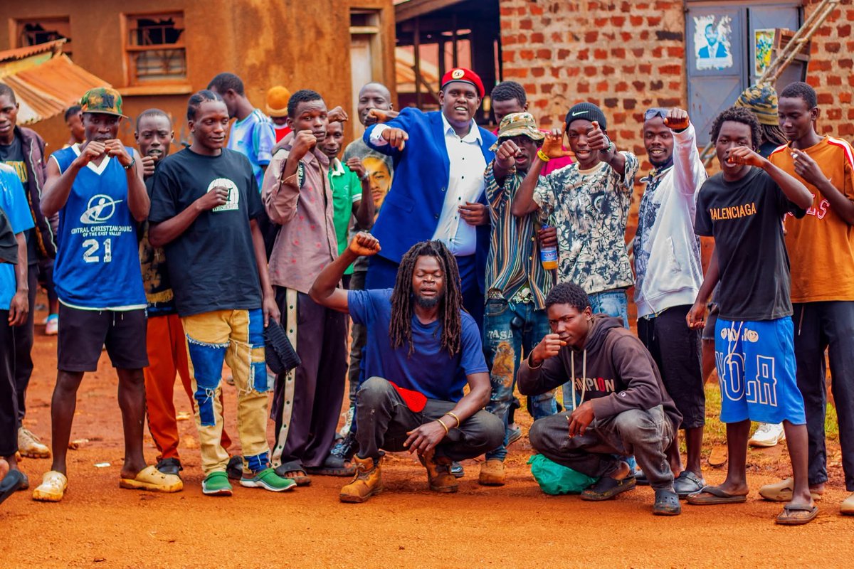 Bobi_Giant's tweet image. Change is blowing through Jinja city. From Mpumudde to Kibibi Ward, the people are rising up, demanding a better future. The protest vote is their anthem. Join the movement, join the voice for change.