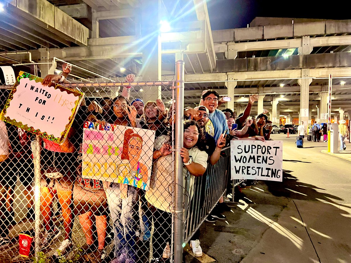 itsBayleyWWE's tweet image. I cannot explain the feeling in the arena last night but it was reminiscent of the early NXT days for me. Some kind of magic and so full of love. Thank you to every person that showed up in support, and thank you all for watching. This picture sums up my night 💙
#Evolution2