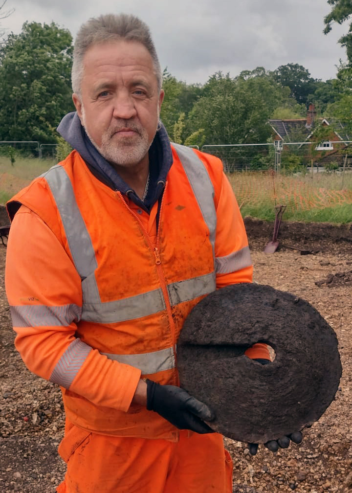 CotswoldArch's tweet image. Our recent excavations at Fordingbridge revealed over 2,000 archaeological features, including trackways, ovens, enclosures, and 15 roundhouses! 🛖

Among the many exciting finds was a rare complete quern stone. These domestic grinding tools were everyday essentials in Iron Age…