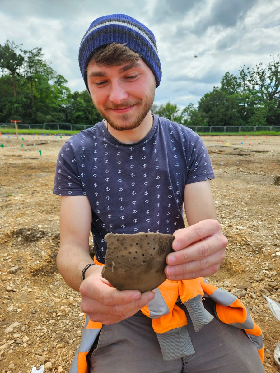 CotswoldArch's tweet image. Our recent excavations at Fordingbridge revealed over 2,000 archaeological features, including trackways, ovens, enclosures, and 15 roundhouses! 🛖

Among the many exciting finds was a rare complete quern stone. These domestic grinding tools were everyday essentials in Iron Age…