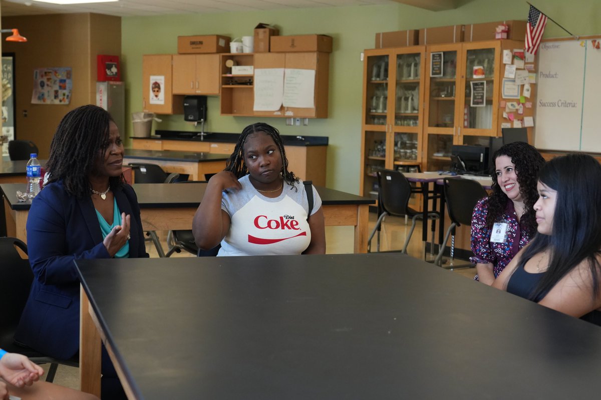 WacoISD's tweet image. Dr. Tiffany Spicer, Superintendent of Waco ISD, and Dr. Grace Benson, Director of ESL and Bilingual programs, spoke to female students from Waco and University High Schools about professionalism at Excellence Camp last week.
Sharing vulnerably about their personal stories,โฆ
