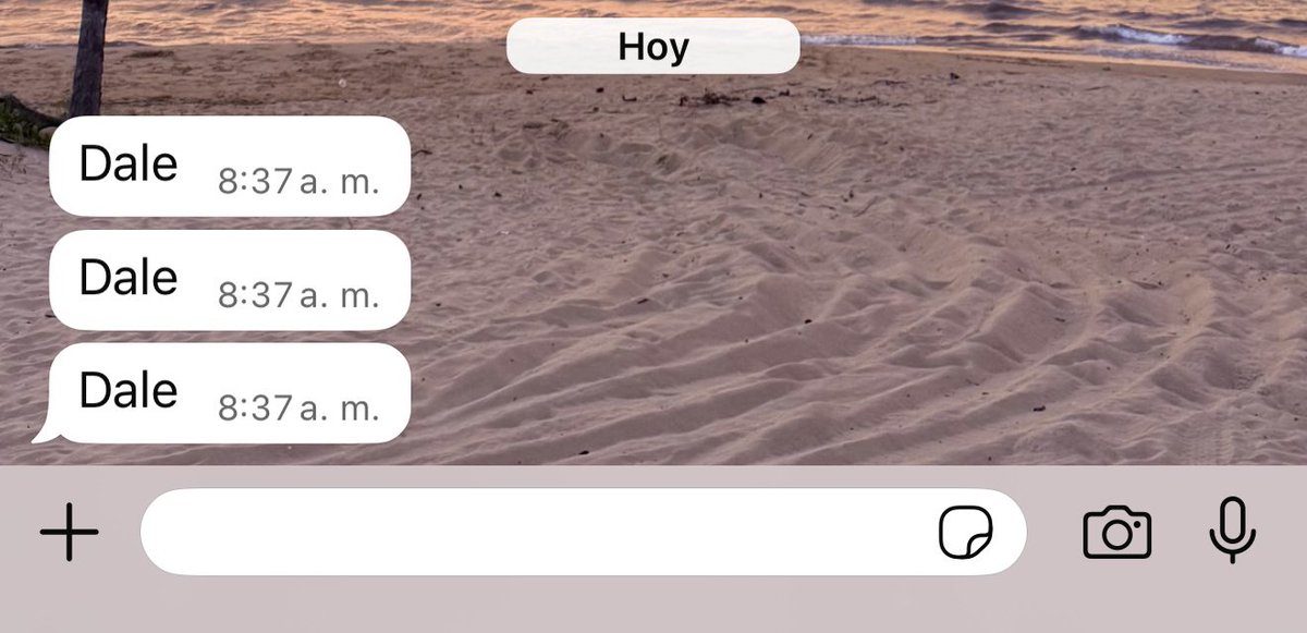 biancadeese's tweet image. Yo: *aprovecha que el entrenador se perdió para flojear viendo el teléfono*

El entrenador viéndome desde el más allá: