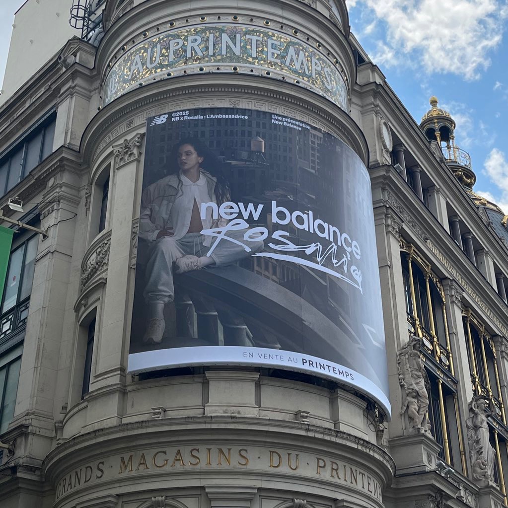 Cartel de Rosalía x New Balance en Francia