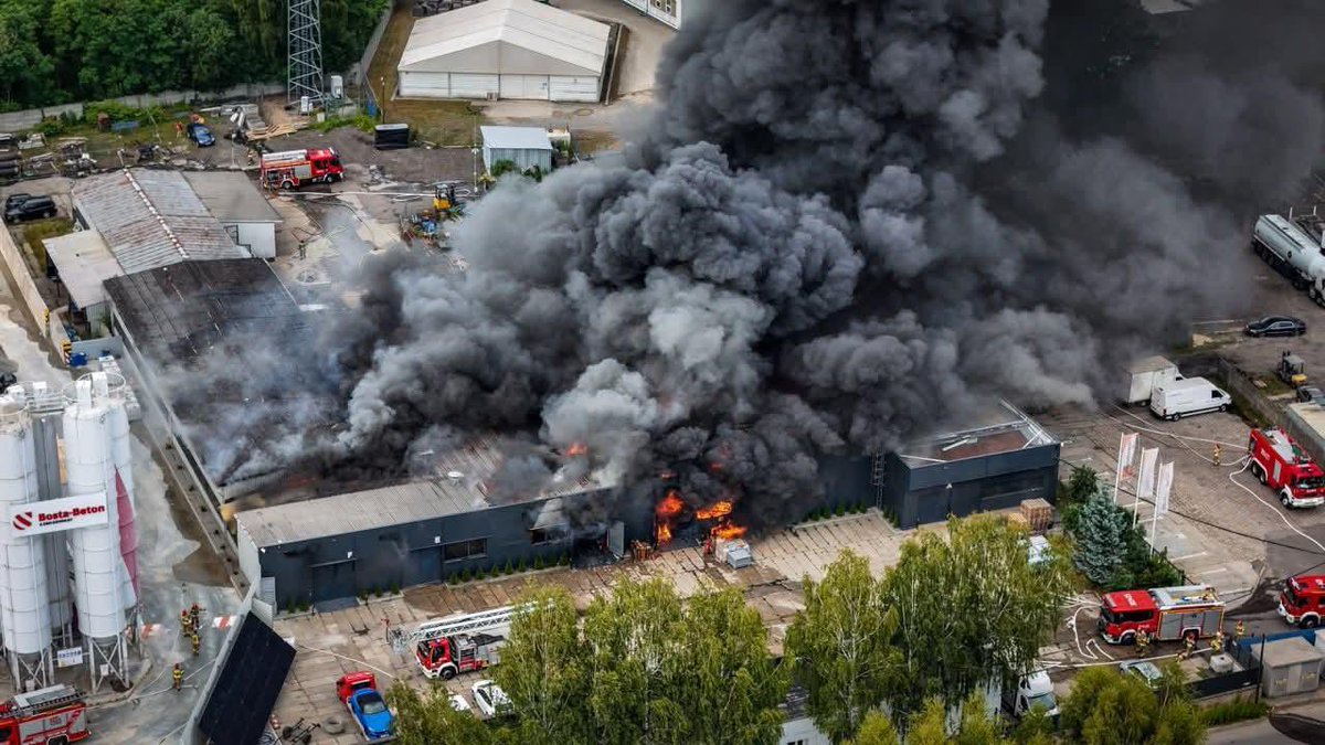 🚨🏭 Pożar hali w Siemianowicach Śląskich – trwają intensywne działania służb ratowniczych.
💢 Hala produkcyjno-magazynowa o pow. ok. 3000 m² stanęła w ogniu.
🔥 Ogień objął już ok. 2500 m² budynku w kształcie litery „L”.
#PSP #SiemianowiceŚląskie #Pożar