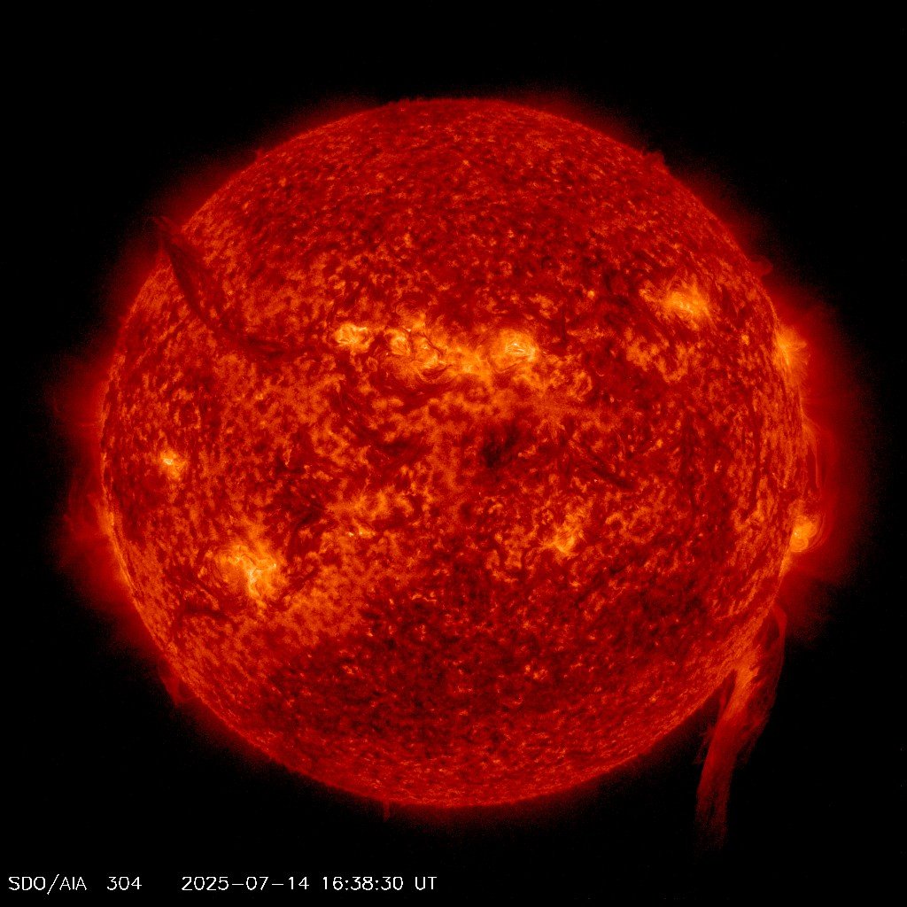 spacewxwatch's tweet image. BREAKING: Sun releases 160,000-mile long plasma filament off southwest limb