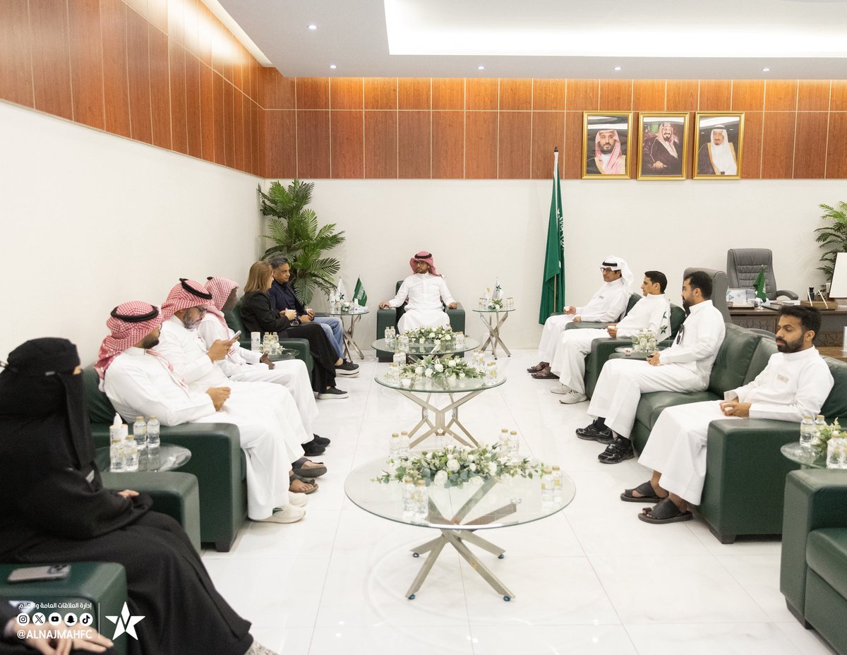 alnajmahfc's tweet photo. ❇️| 
أستقبل الرئيس التنفيذي الأستاذ صالح المعتاز اليوم، كلًا من الأستاذ تشارلي حسين والأستاذة سمر عساف من إدارة العلاقات العامة في #دوري_روشن_السعودي، خلال زيارتهم لمقر النادي، وذلك بهدف مناقشة الخطط اللوجستية وتنسيق كافة الاحتياجات الخاصة باللاعبين والمدربين الأجانب، ضمن استعدادات النادي لانطلاقة موسم احترافي واعد.

#نجمة_عنيزة
#نادي_النجمة_الانتماء_المفضل