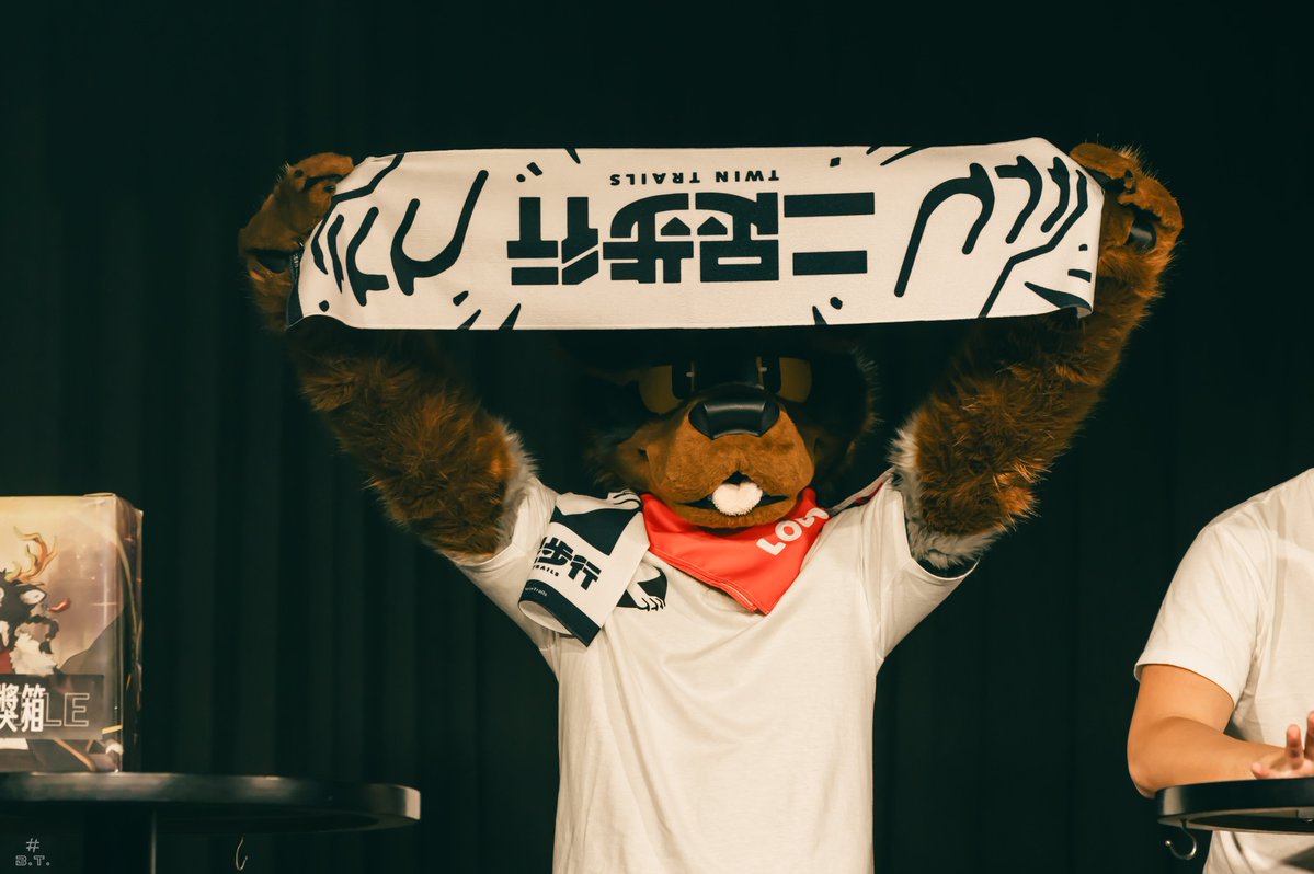 LOBO_Rottie's tweet image. I held it wrong!🔃
 #二足步行TwinTrails #一鹿向光 

📷@bluetoufu3