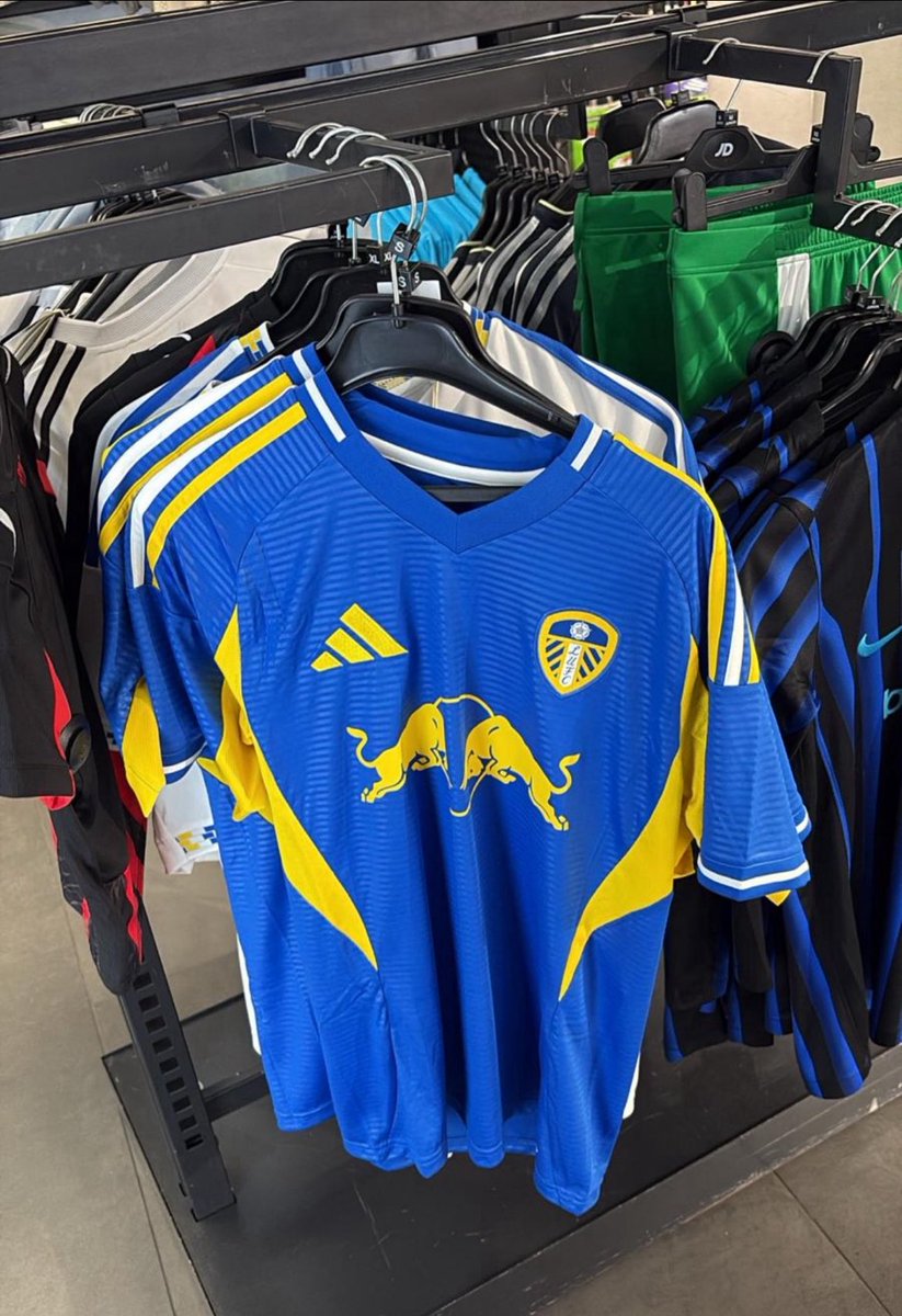 🚨👕 Apparent new #LUFC away kit. Spotted in Cork. 

Thoughts? (😍)