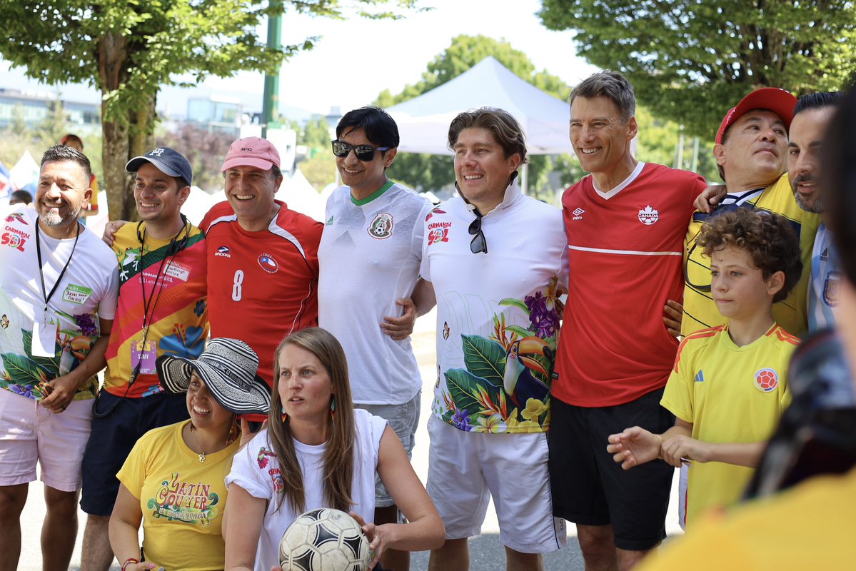 gregorrobertson's tweet image. Quel beau dimanche après-midi au @CarnavalDelSol avec de bons amis et un peu de football de rue. ⚽️