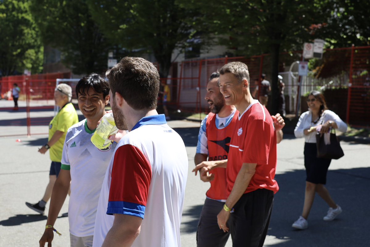 gregorrobertson's tweet image. Quel beau dimanche après-midi au @CarnavalDelSol avec de bons amis et un peu de football de rue. ⚽️