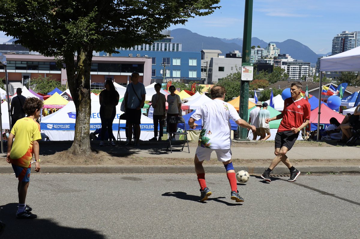 gregorrobertson's tweet image. Quel beau dimanche après-midi au @CarnavalDelSol avec de bons amis et un peu de football de rue. ⚽️