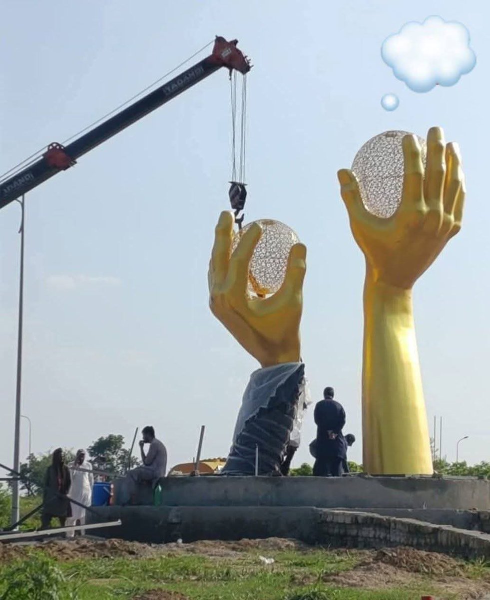 یہ کیا سین ہے ہم بیرونی ملک ہے پتہ نہی کیا ہوا ہے ؟؟ کس کی ہیں