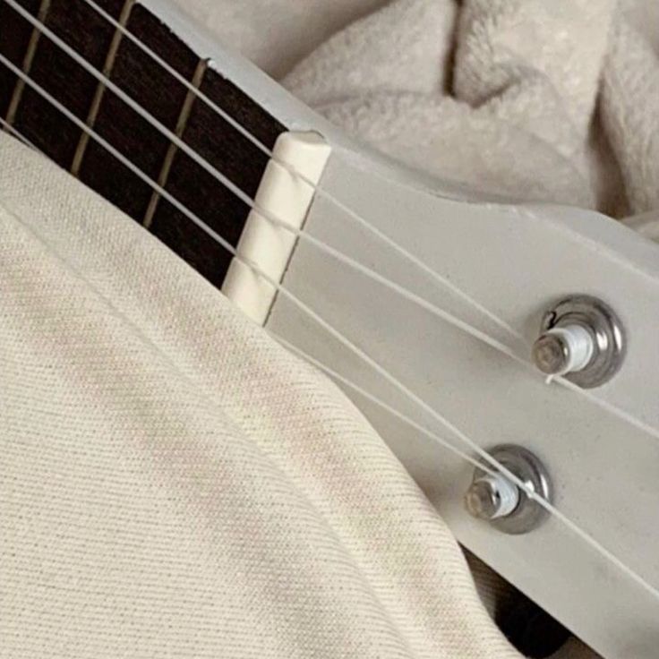 ☁️🫧🦢🤍, ᥫopen.spotify.com/track/6KwLumGE…᭡.