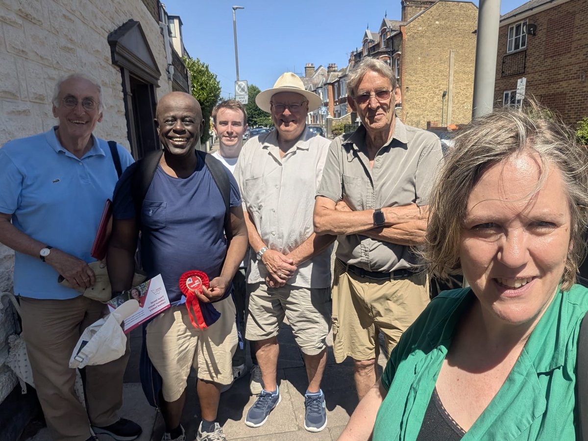 PutneyLabour's tweet image. It was blisteringly hot over the weekend but Labour activist were out on the doorstep in East Putney supporting Cllr Finna Ayres.
Labour are delivering
✅Lowest Council in the UK
✅Increased investment in roads & pavements
✅Free bulk waste disposal & more mega skips