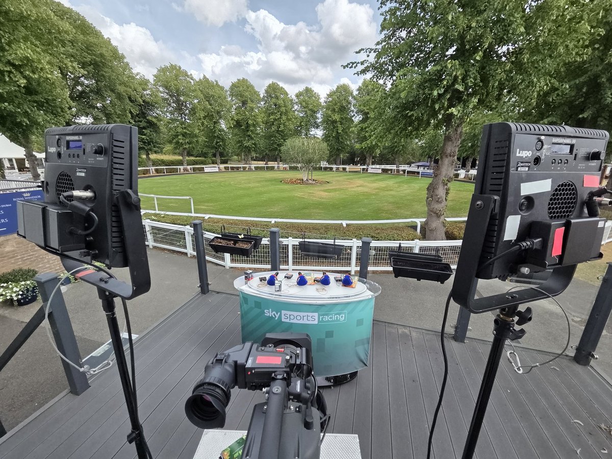 Back on the <a href="/SkySportsRacing/">Sky Sports Racing</a> Studio Fixed Camera this evening at <a href="/WindsorRaces/">Windsor Racecourse</a>! 📹🏇🏾
