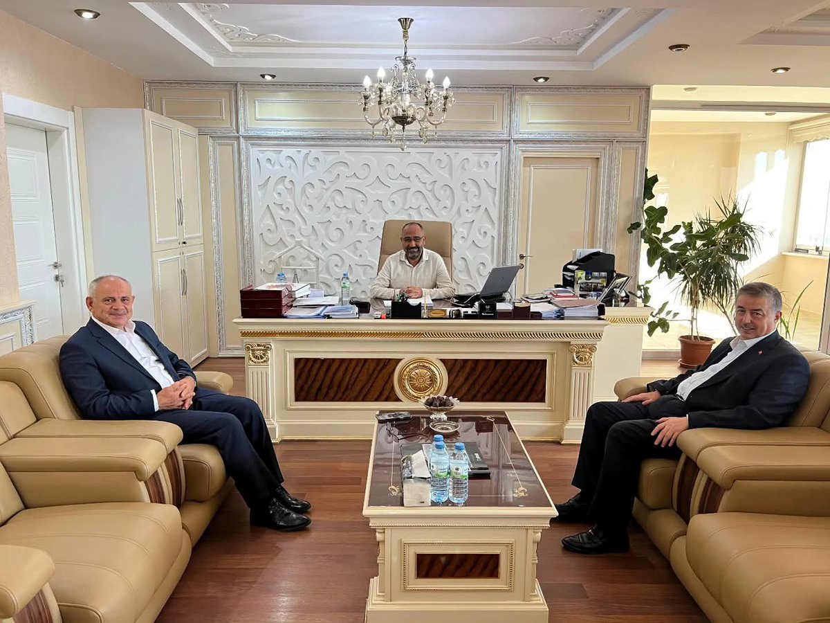 Belediye Başkanımız Sn. Esat Öztürk, kutsal topraklardan dönerek hac ibadetini yerine getiren Şehzade Grup yönetim kurulu başkanı Sn.Selehattin Kılınç'a  Yeşilhisar Belediye Başkanı Sn.Halit Taşyapan ile birlikte hayırlı olsun ziyaretinde bulundu.