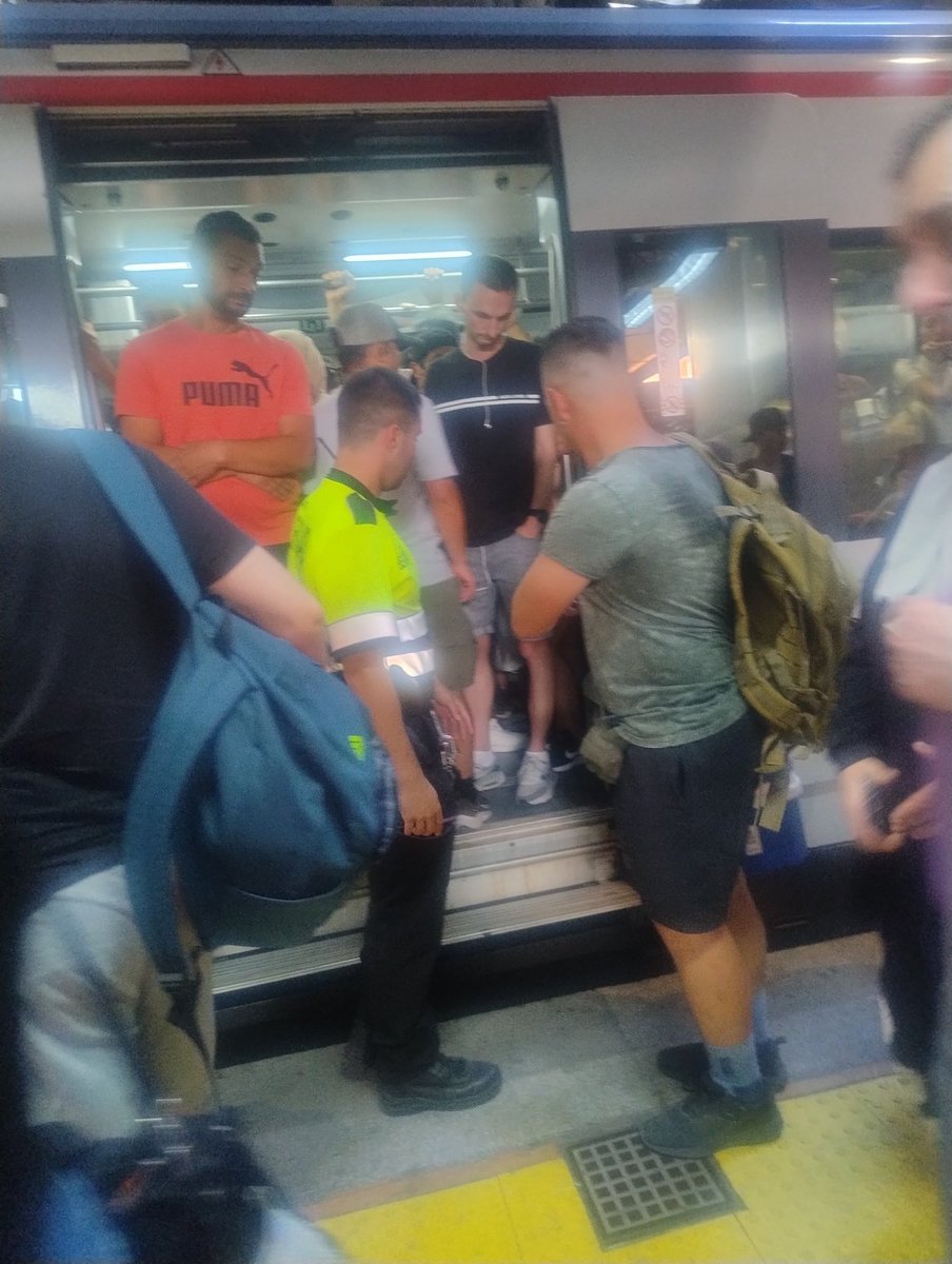 Imposible volver a #Parla en tren.
Imagen de varias puertas. 
En plena ola de calor, volvemos a casa como sardinas en lata.
Pero <a href="/ppopular/">Partido Popular</a> no ve la necesidad del metro en nuestra ciudad 
#MetroParlaYa