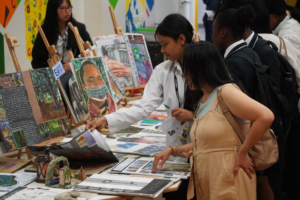 🎨 Art Exhibition today! Students proudly showcased their incredible work for families to enjoy, with awards presented to celebrate outstanding talent. A truly proud moment for all! 🏆🖼️ #ArtExhibition #SBGirlsWhoCan