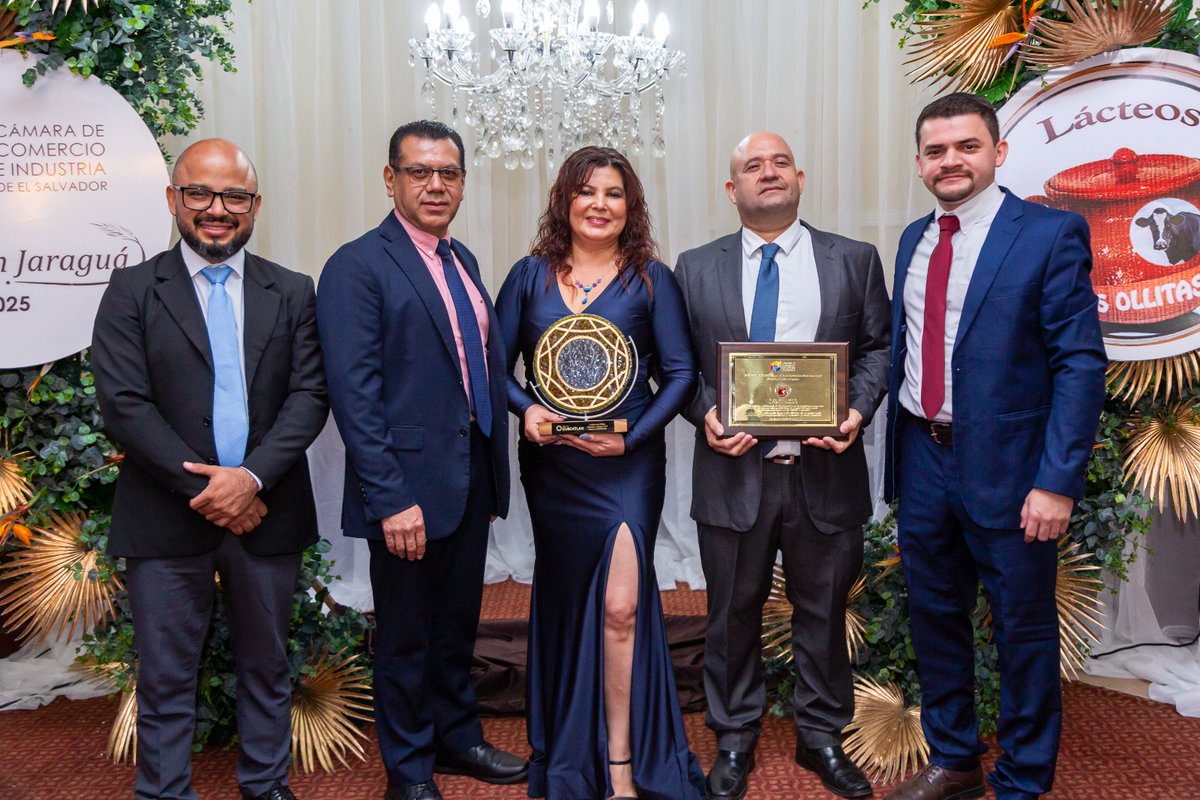 Banco CUSCATLAN (@bancocuscatlan_) on Twitter photo 🎉 ¡Muchas felicidades a <a href="/LacteosO/">Lácteos Las Ollitas</a> por recibir el Galardón Jaraguá 2025 de <a href="/camarasal/">Cámara de Comercio e Industria de El Salvador 🇸🇻</a> Filial San Miguel! 🏆
Un merecido reconocimiento a su trayectoria y valioso aporte al desarrollo económico de la zona. Nos llena de orgullo haber acompañado este gran momento y sumar nuestro 🎉 ¡Muchas felicidades a <a href="/LacteosO/">Lácteos Las Ollitas</a> por recibir el Galardón Jaraguá 2025 de <a href="/camarasal/">Cámara de Comercio e Industria de El Salvador 🇸🇻</a> Filial San Miguel! 🏆
Un merecido reconocimiento a su trayectoria y valioso aporte al desarrollo económico de la zona. Nos llena de orgullo haber acompañado este gran momento y sumar nuestro