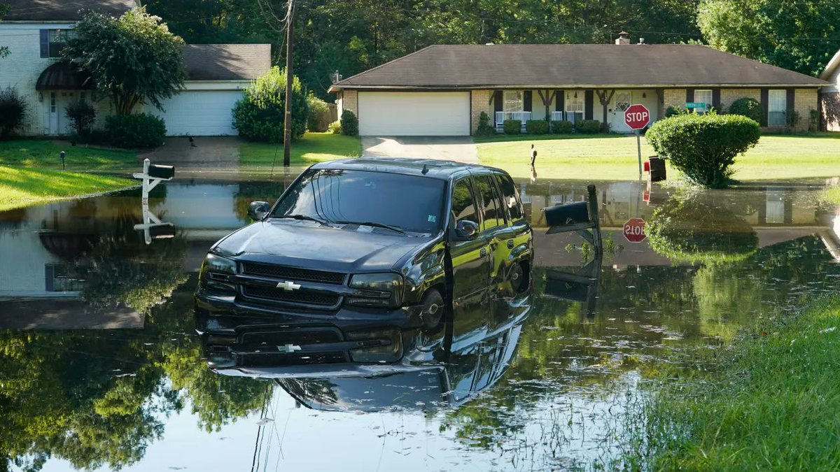 EIS_Council's tweet image. In August 2022, floods overwhelmed Jackson, Mississippi’s main water treatment plant.

Tens of thousands were left without clean drinking water for weeks.
Aging infrastructure and climate shocks turned into a humanitarian emergency.

Floods paralyzed Jackson. What if your city is…