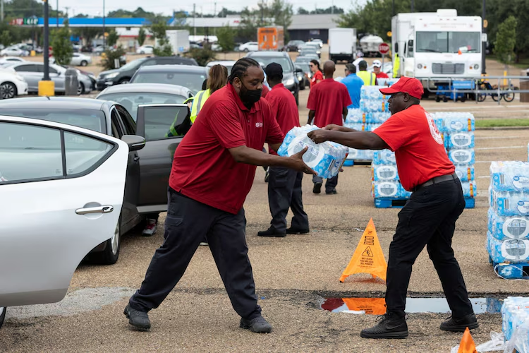 EIS_Council's tweet image. In August 2022, floods overwhelmed Jackson, Mississippi’s main water treatment plant.

Tens of thousands were left without clean drinking water for weeks.
Aging infrastructure and climate shocks turned into a humanitarian emergency.

Floods paralyzed Jackson. What if your city is…