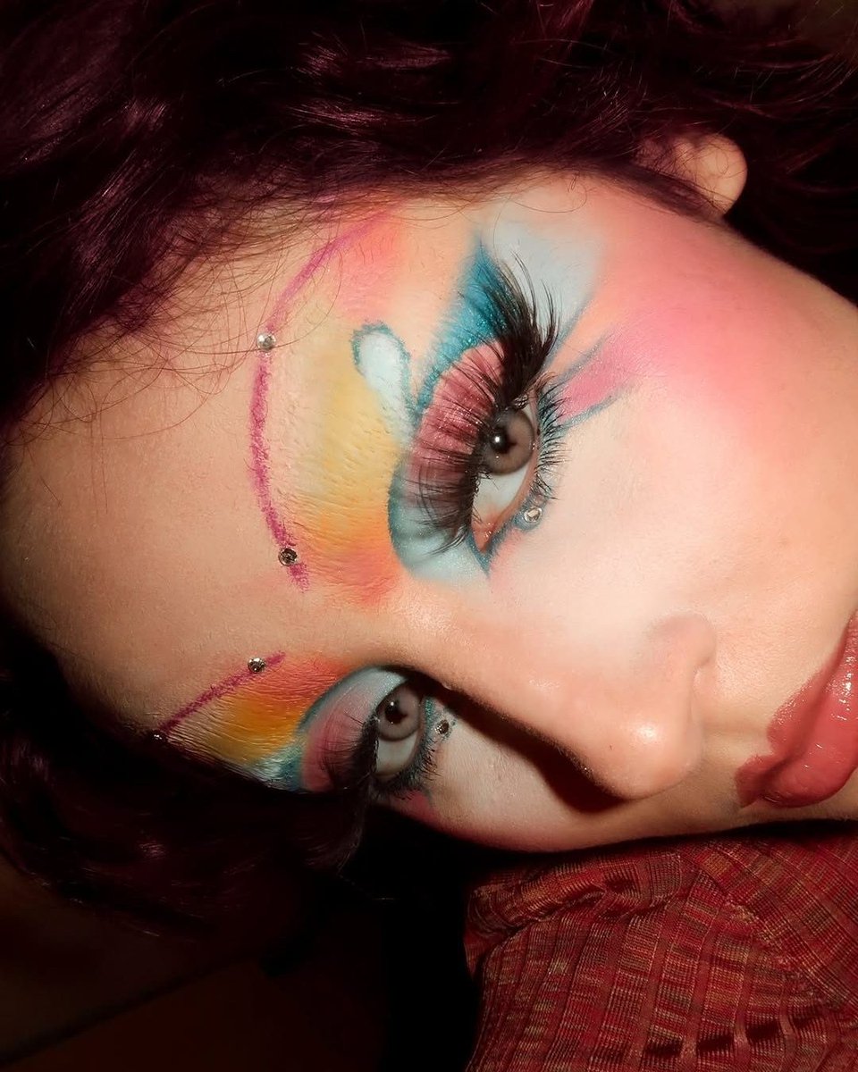 ColourPopCo's tweet image. Midwest Princess vibes. 😉👑✨ @peachyren_ recreates this icon glam using the Blue Moon Eyeshadow Palette. 💙