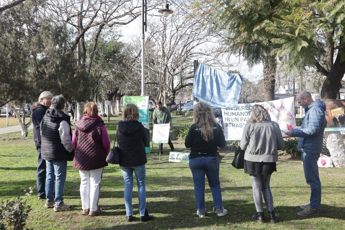 MuniMarcosPaz's tweet image. Este lunes, en los “Cuenta Nietos” ubicados en nuestra ciudad, la responsable de Derechos Humanos Adriana Ruiz, junto a familiares de detenidos desaparecidos, realizaron un acto por la restitución del nieto 140 que informó Abuelas de Plaza de Mayo recientemente.