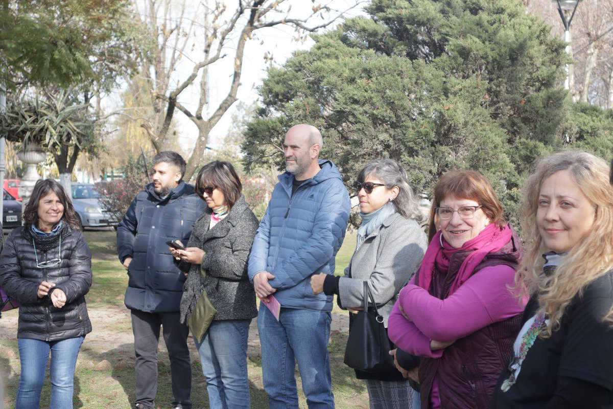 MuniMarcosPaz's tweet image. Este lunes, en los “Cuenta Nietos” ubicados en nuestra ciudad, la responsable de Derechos Humanos Adriana Ruiz, junto a familiares de detenidos desaparecidos, realizaron un acto por la restitución del nieto 140 que informó Abuelas de Plaza de Mayo recientemente.