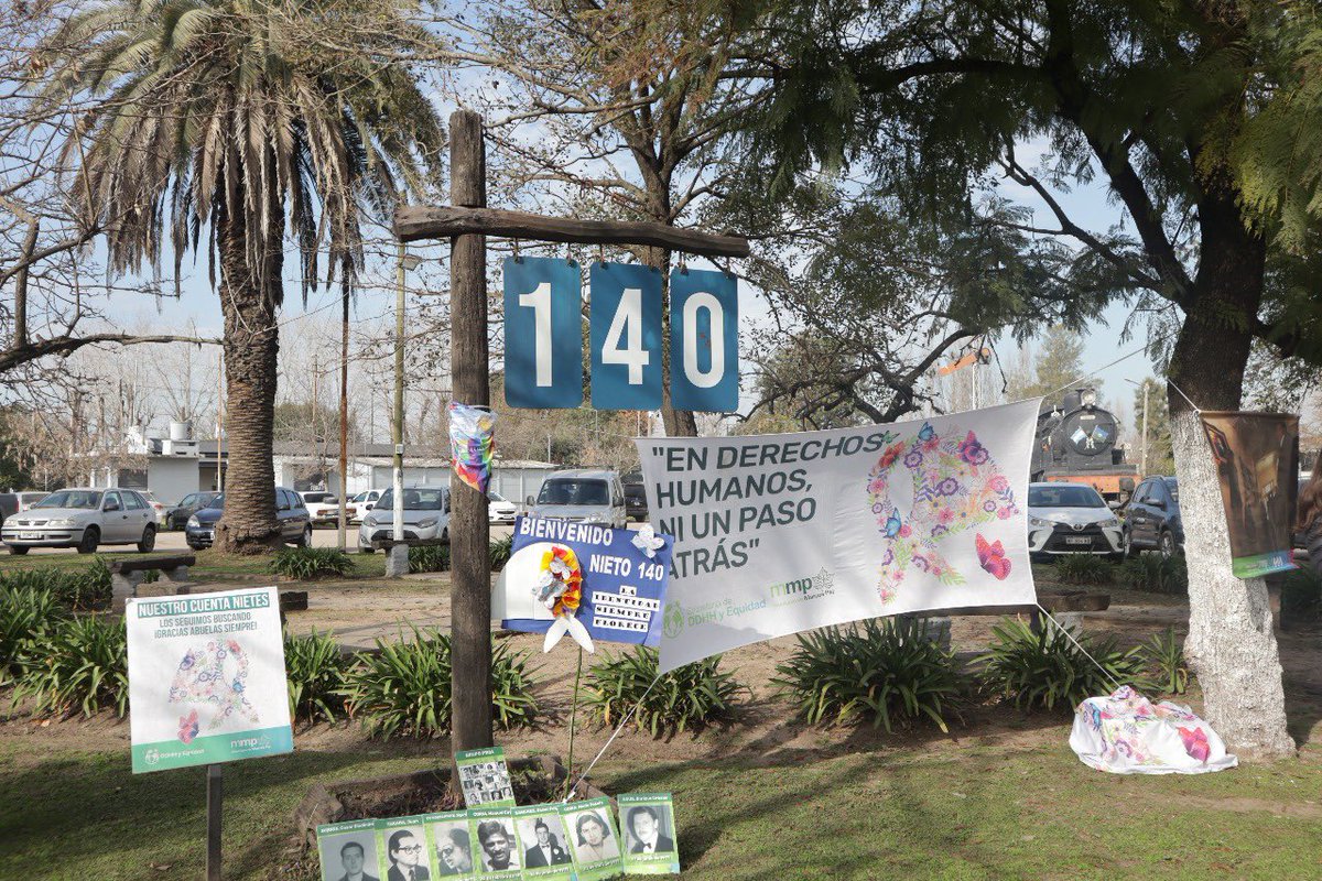 MuniMarcosPaz's tweet image. Este lunes, en los “Cuenta Nietos” ubicados en nuestra ciudad, la responsable de Derechos Humanos Adriana Ruiz, junto a familiares de detenidos desaparecidos, realizaron un acto por la restitución del nieto 140 que informó Abuelas de Plaza de Mayo recientemente.