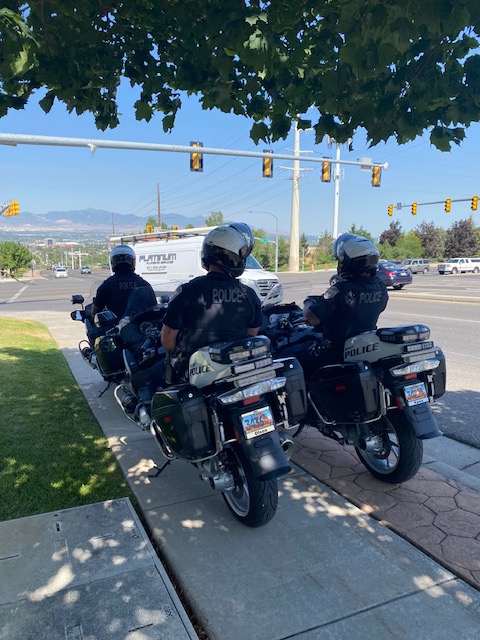 Sandy PD conducted traffic enforcement at 9400 S/1300 E and 7800 S/700 E:
🔸 22 stops in 2 hours
🔸 11 citations (8 for failure to yield, 3 red light, 2 for no insurance/expired reg)

We're out there to protect lives. #SlowDownSandy
