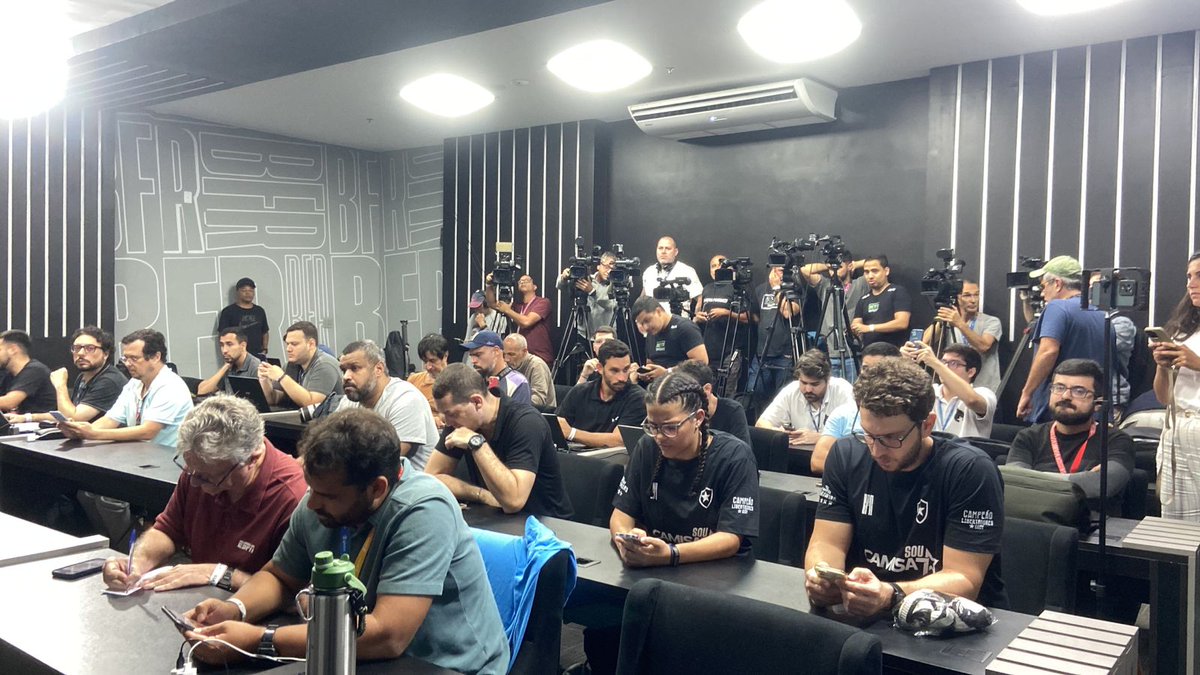 jscmaldonado's tweet image. Sala de imprensa cheia no Nilton Santos para a coletiva de apresentação do Davide Ancelotti. @ge_botafogo