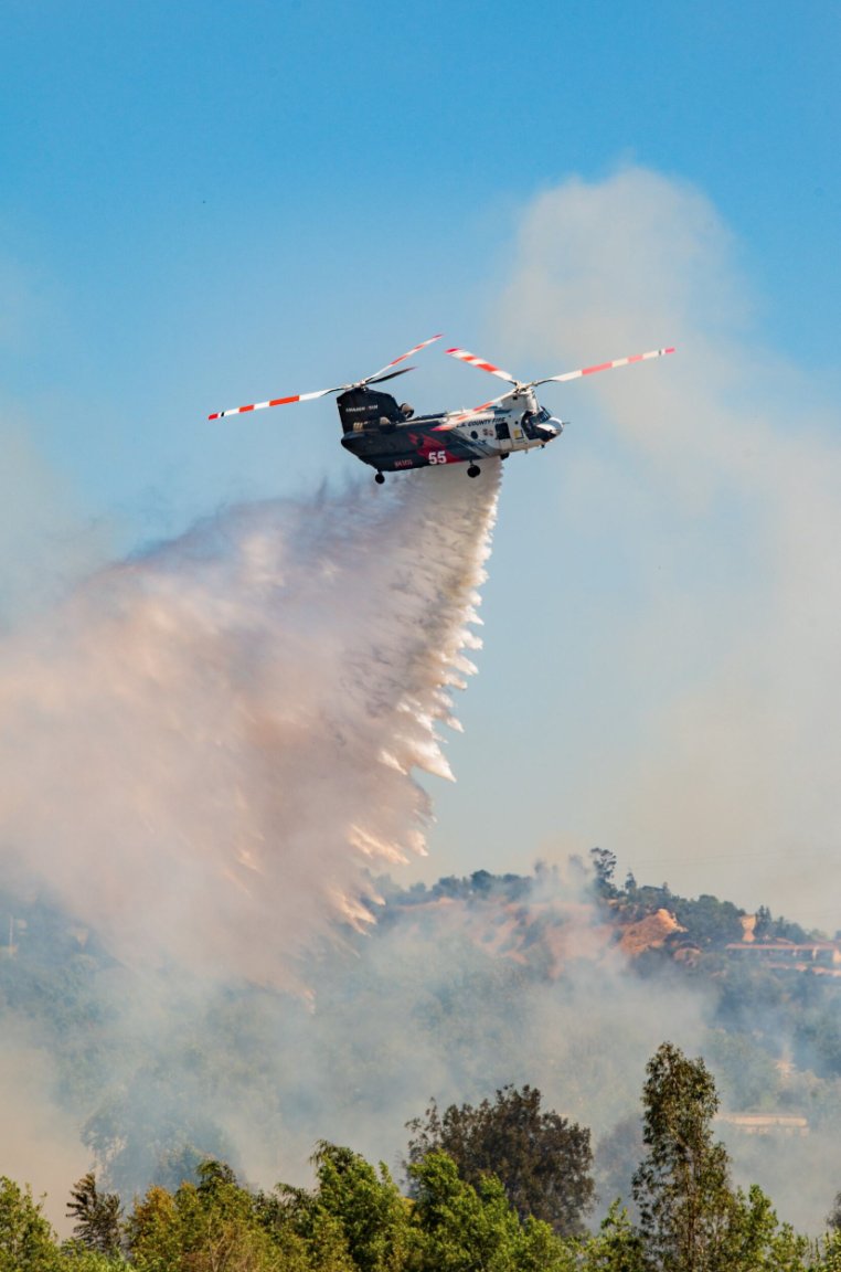 CoulsonAviation's tweet image. Coulson CH-47 Helitankers in action on the Archer & Rancho Fires in California. Built for the mission, backed by the best crews in the air. #coulsonaviation #ch47 #aerialfirefighting
📸: p.e.s.t.o & bd_fpi via instagram