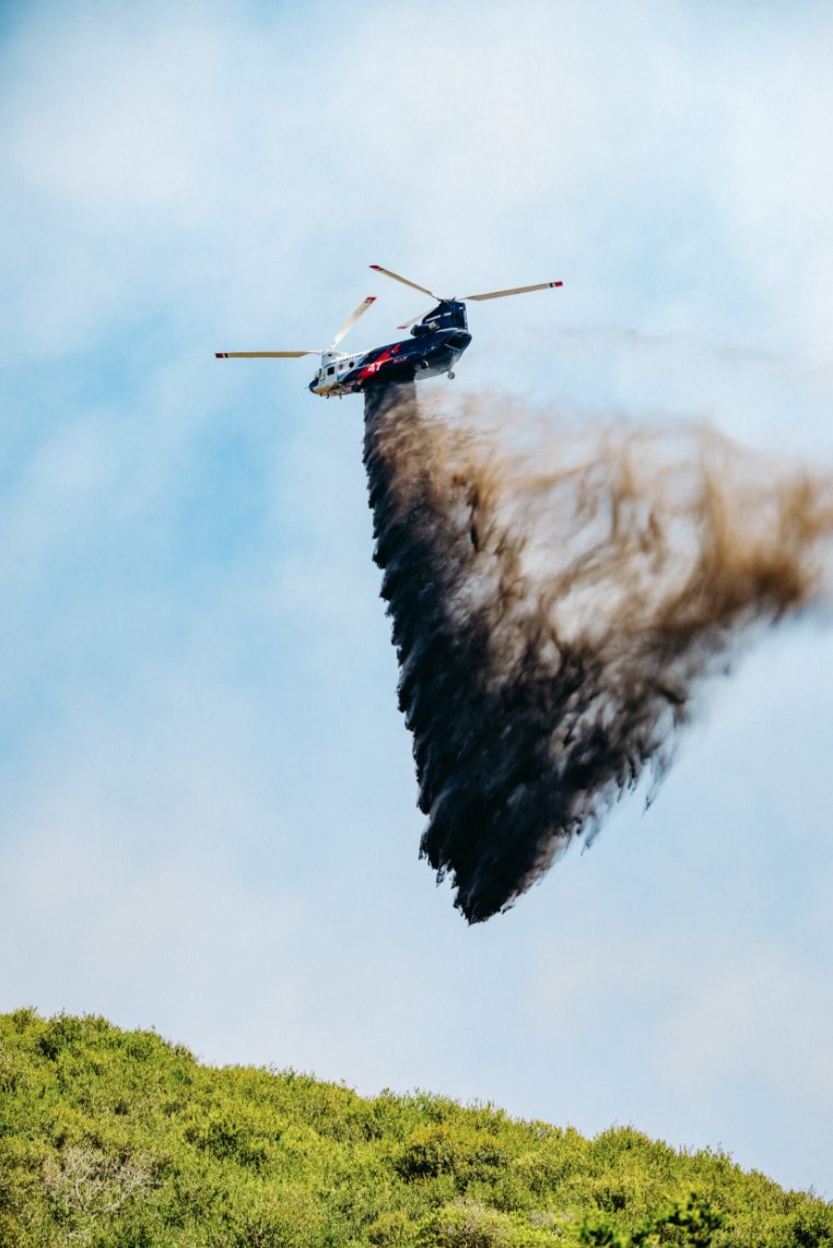 CoulsonAviation's tweet image. Coulson CH-47 Helitankers in action on the Archer & Rancho Fires in California. Built for the mission, backed by the best crews in the air. #coulsonaviation #ch47 #aerialfirefighting
📸: p.e.s.t.o & bd_fpi via instagram
