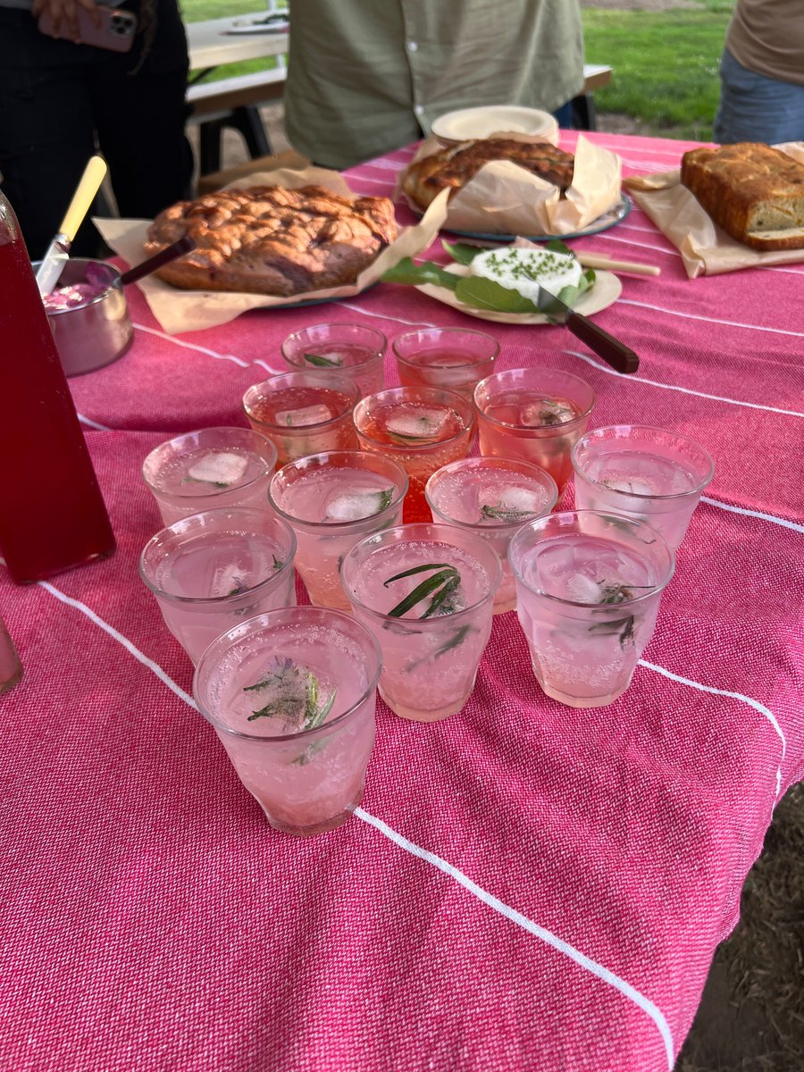 queensfarm's tweet image. Our Wild Edibles Walk is around the corner! Grab your walking shoes and join expert Marie Viljoen for an evening of outdoor exploration, ending in freshly baked farm faire and drinks made with the same wild edibles!
Tickets and additional info can be at buff.ly/Gf8SDzR