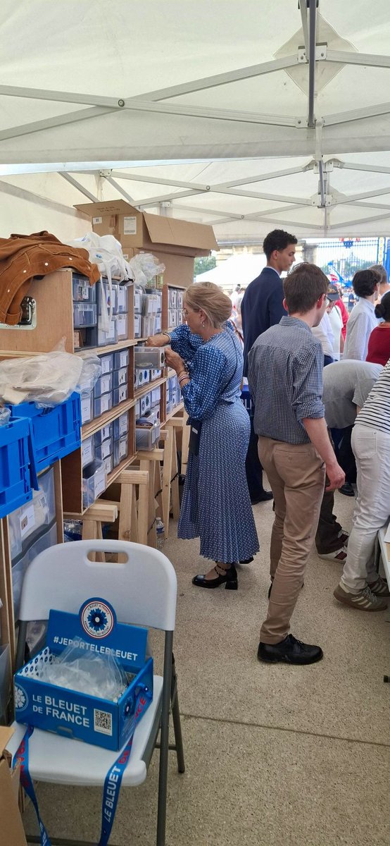 MIRALLESMP's tweet image. Aux Invalides, pour vendre des @BleuetFrance et rappeler que derrière chaque fleur, il y a une vie, un souvenir, un espoir.
Une belle manière de clore ce 14 Juillet.