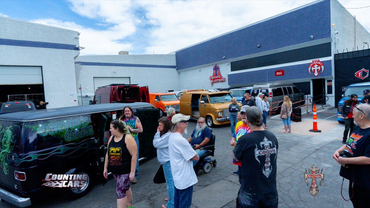 CountsKustoms's tweet image. Bring it in! We love taking group shots with our fans, especially when they roll through on big tours! Stop by @DannyCountKoker famous Las Vegas shop at Count’s Kustoms. We are open every day of the week from 10a-4p for free tours! Come say HEY and grab some merch! #lasvegas
