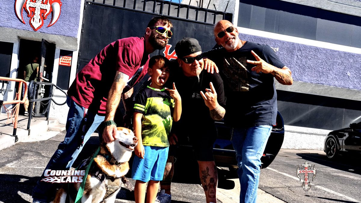 CountsKustoms's tweet image. Bring it in! We love taking group shots with our fans, especially when they roll through on big tours! Stop by @DannyCountKoker famous Las Vegas shop at Count’s Kustoms. We are open every day of the week from 10a-4p for free tours! Come say HEY and grab some merch! #lasvegas