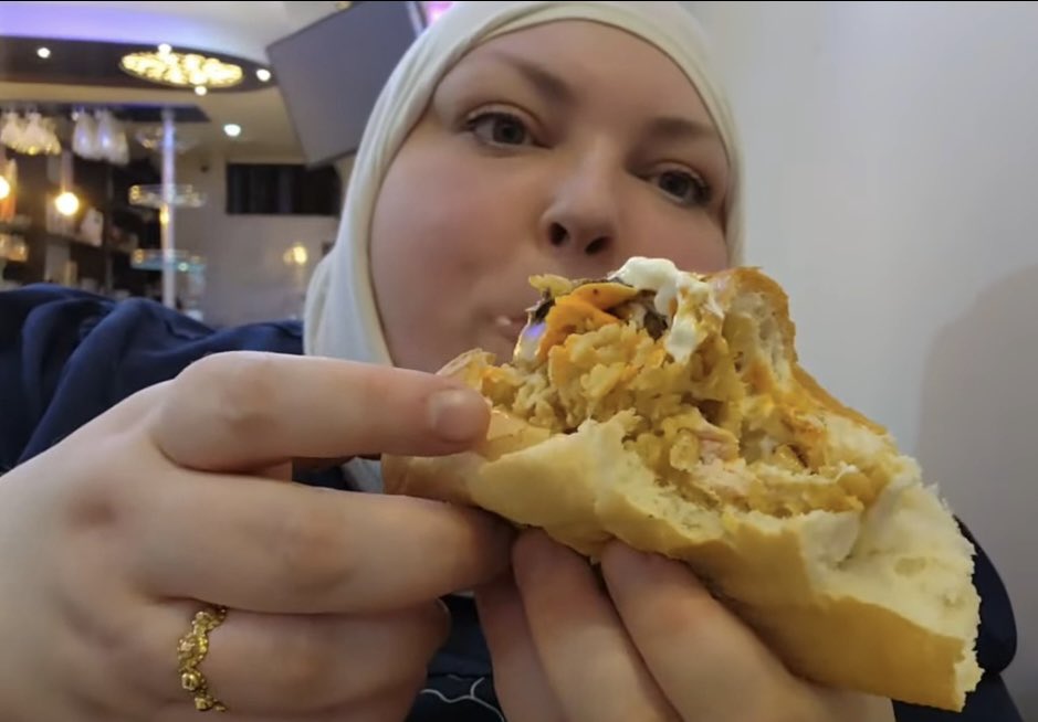 Mo_translates's tweet image. Chantal and Salah eating at KFG. Salah told her this meal was $10-$11 USD and she showed how much food they got / that it’s a good deal.